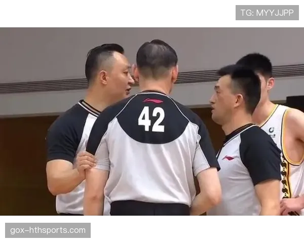 篮球规则中脚踢球违例的界定与判罚解析