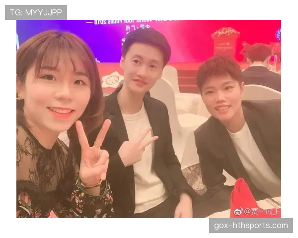 陈雨菲赛前啃鸡腿，教练在旁边翻白眼